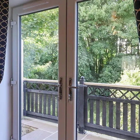 Waters Edge Lock View * 스킵턴