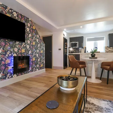 Waters Edge Lock View * 스킵턴