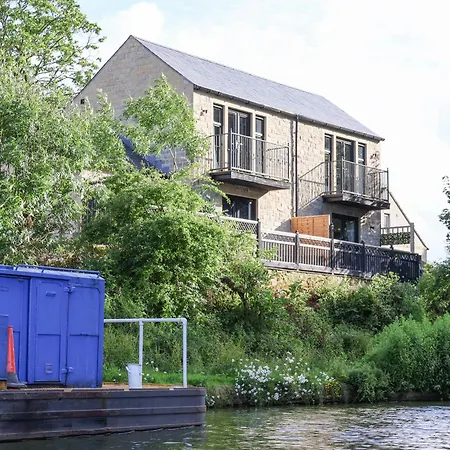 Waters Edge Lock View Holiday home Skipton