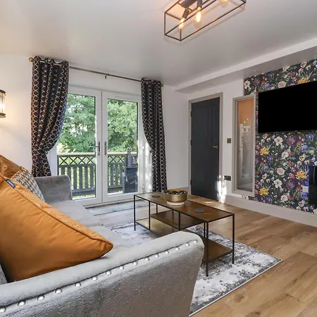 Waters Edge Lock View בית נופש