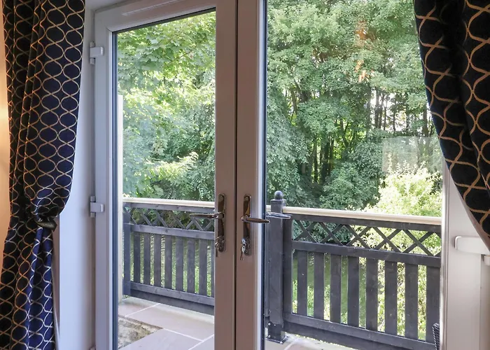 Waters Edge Lock View * 스킵턴