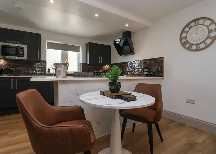 Waters Edge Lock View * 스킵턴