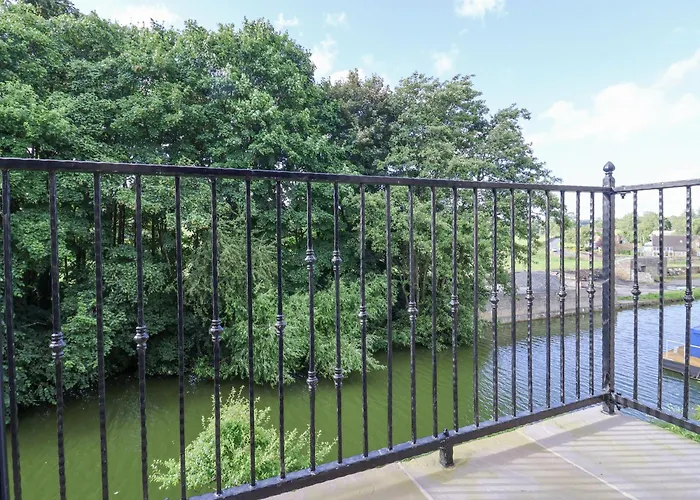 Waters Edge Lock View 펜션 *